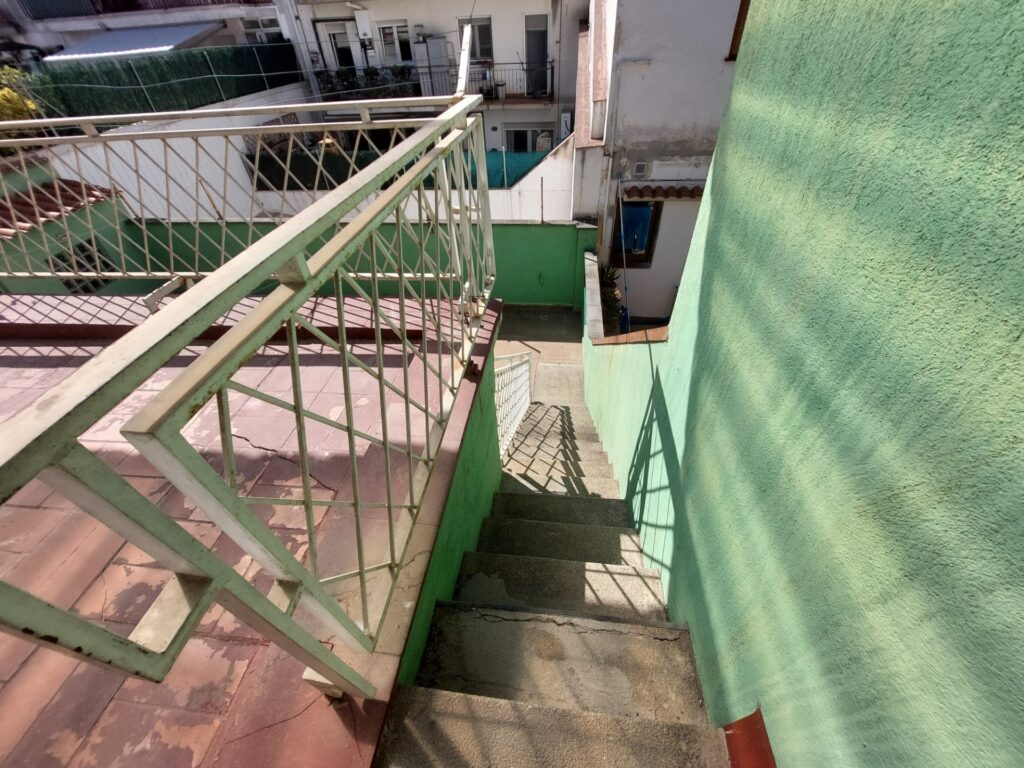 ¡Casa aparellada en venda a Rubí, 305 m2, 3 habitacions i terrassa exterior!