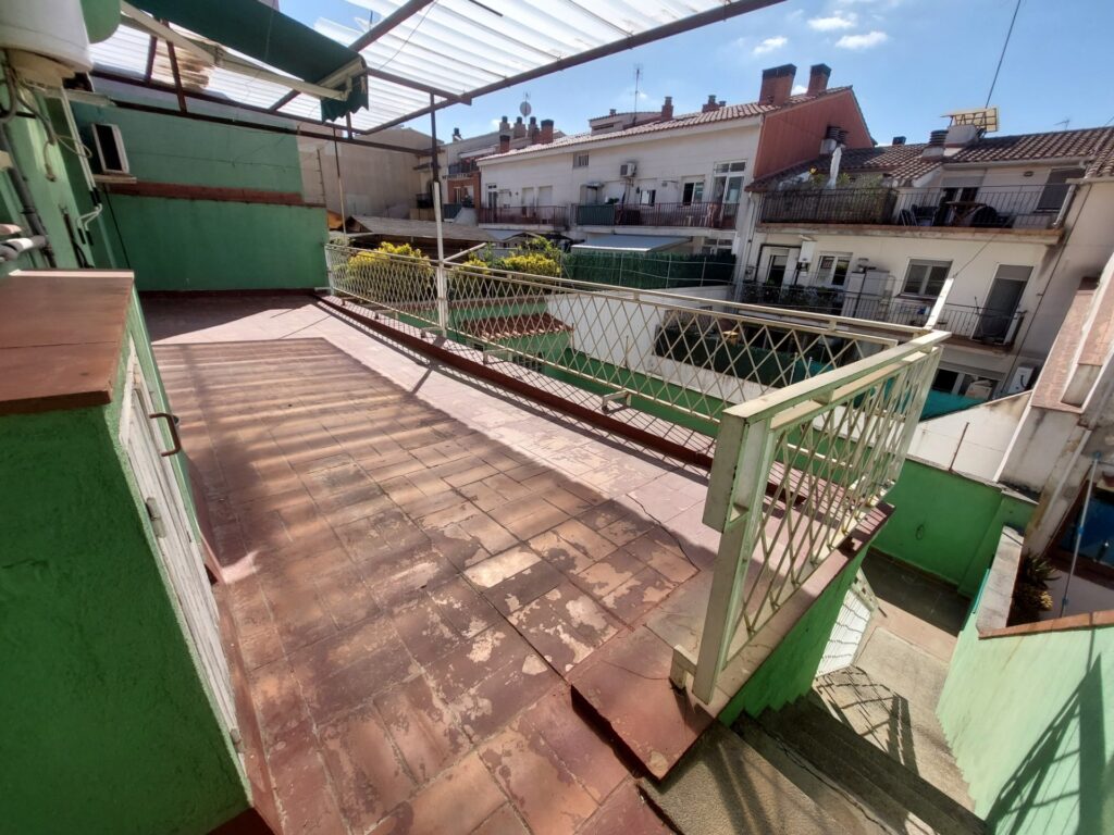 ¡Casa aparellada en venda a Rubí, 305 m2, 3 habitacions i terrassa exterior!