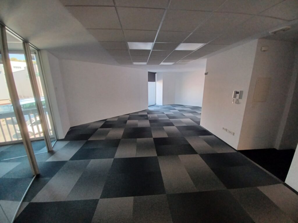 Ampli despatx de lloguer a Rubí, ideal per al teu negoci! 181 m2 disponibles!