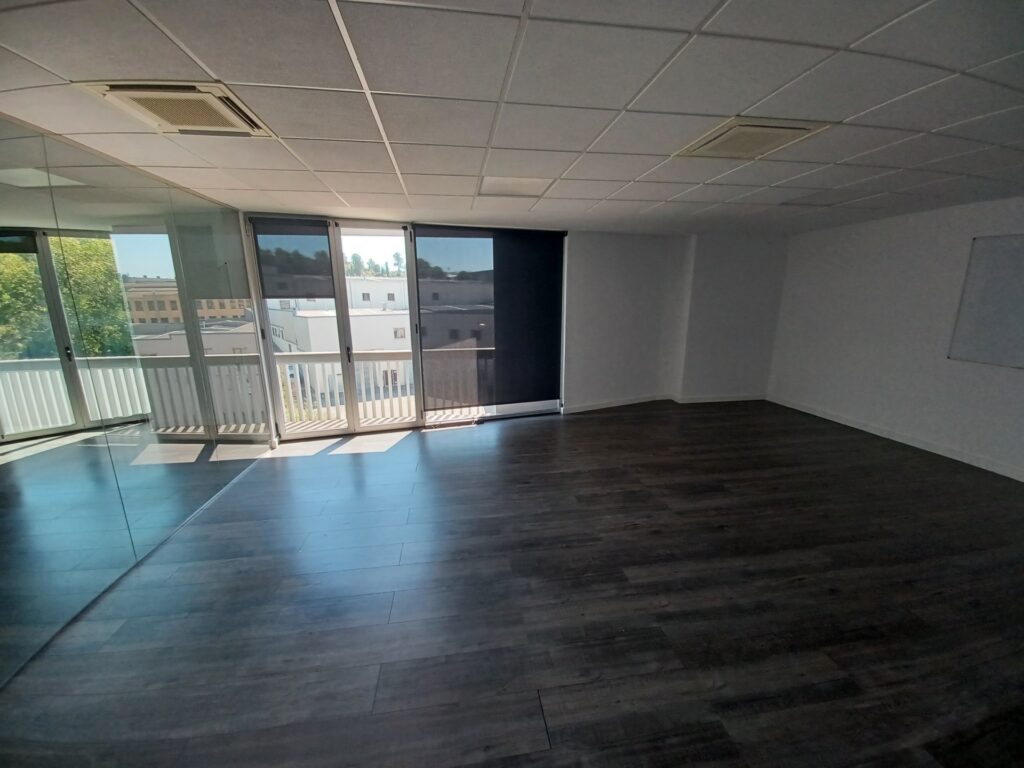 ¡Ampli despatx de lloguer a Rubí, 123 m2 ideals per al teu negoci!