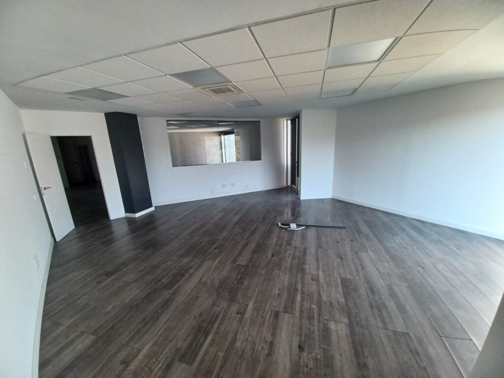 ¡Ampli despatx de lloguer a Rubí, 123 m2 ideals per al teu negoci!