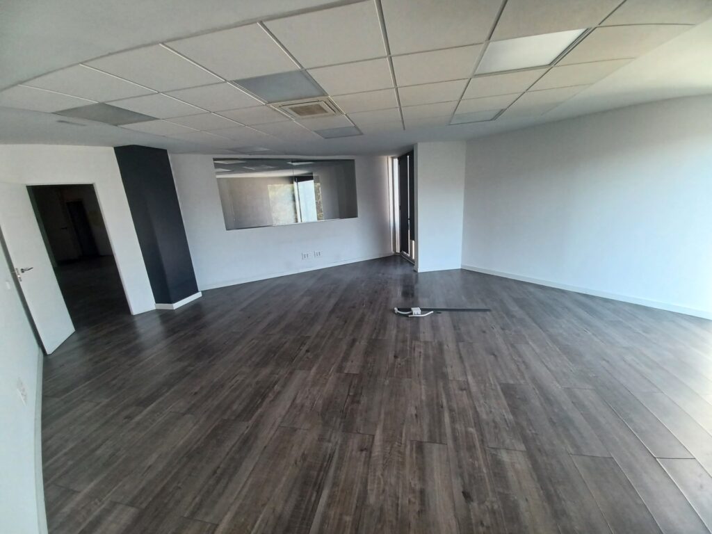 ¡Ampli despatx de lloguer a Rubí, 123 m2 ideals per al teu negoci!