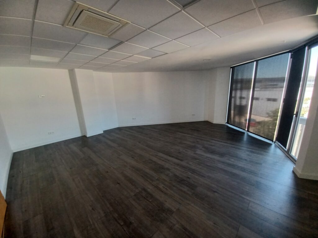 ¡Oficina de lloguer a Rubí, 103 m² ideals per al teu negoci!