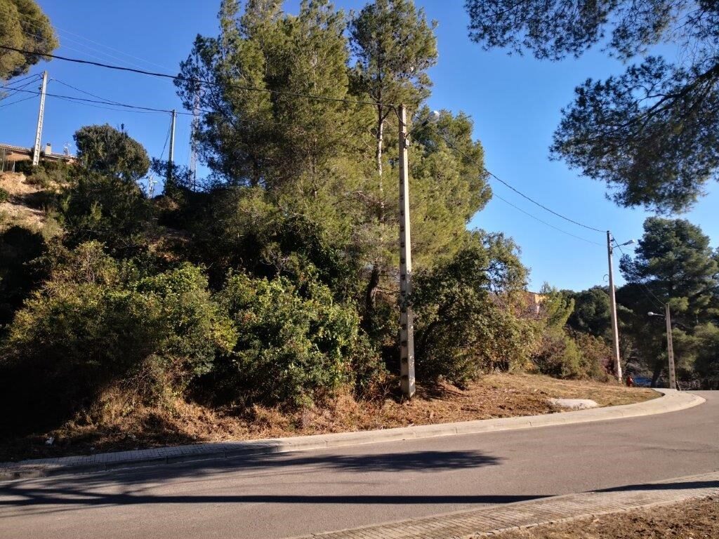 Es presenta un terreny urbanitzable en venda, ubicat a la zona de Castellnou i Can Mir, a Rubí. Aquesta propietat compta amb una extensió de 756 m², amb la possibilitat d’edificació, cosa que ofereix una excel·lent oportunitat per desenvolupar un projecte residencial.