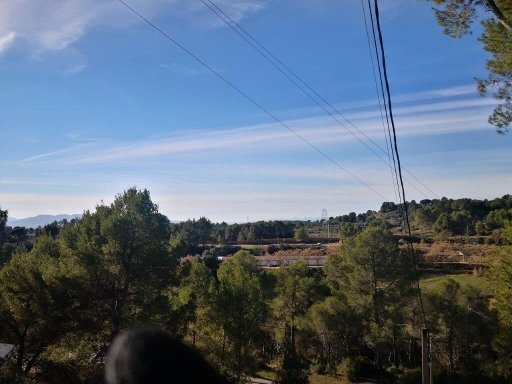 Es presenta un terreny urbanitzable en venda, ubicat a la zona de Castellnou i Can Mir, a Rubí. Aquesta propietat compta amb una extensió de 756 m², amb la possibilitat d’edificació, cosa que ofereix una excel·lent oportunitat per desenvolupar un projecte residencial.