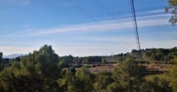 Es presenta un terreny urbanitzable en venda, ubicat a la zona de Castellnou i Can Mir, a Rubí. Aquesta propietat compta amb una extensió de 756 m², amb la possibilitat d’edificació, cosa que ofereix una excel·lent oportunitat per desenvolupar un projecte residencial.