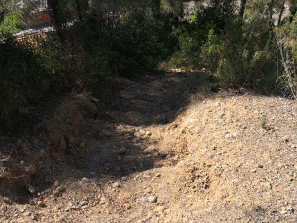 Es presenta un terreny urbanitzable en venda, ubicat a la zona de Castellnou i Can Mir, a Rubí. Aquesta propietat compta amb una extensió de 756 m², amb la possibilitat d’edificació, cosa que ofereix una excel·lent oportunitat per desenvolupar un projecte residencial.