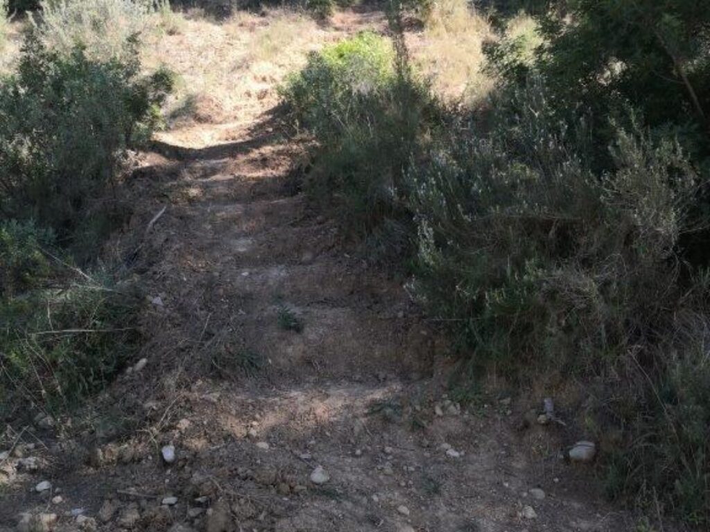 Es presenta un terreny urbanitzable en venda, ubicat a la zona de Castellnou i Can Mir, a Rubí. Aquesta propietat compta amb una extensió de 756 m², amb la possibilitat d’edificació, cosa que ofereix una excel·lent oportunitat per desenvolupar un projecte residencial.