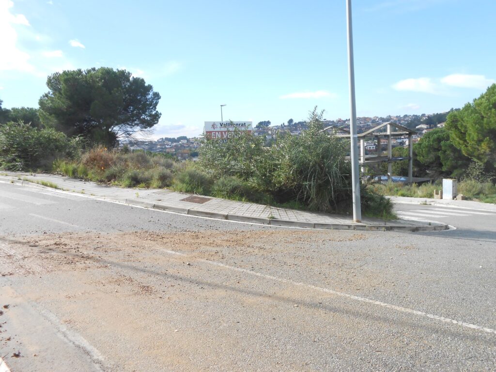 ¡SOLAR EN RUBÍ ZONA CAN SOLA ! Se encuentra disponible un terreno en venta en la tranquila urbanización . Con una extensión de 556 m2, este espacio ofrece un sinfín de posibilidades para construir la vivienda de tus sueños.
