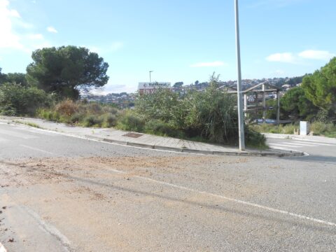 ¡SOLAR EN RUBÍ ZONA CAN SOLA ! Se encuentra disponible un terreno en venta en la tranquila urbanización . Con una extensión de 556 m2, este espacio ofrece un sinfín de posibilidades para construir la vivienda de tus sueños.