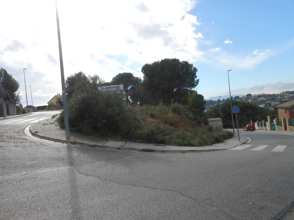 ¡SOLAR EN RUBÍ ZONA CAN SOLA ! Se encuentra disponible un terreno en venta en la tranquila urbanización . Con una extensión de 556 m2, este espacio ofrece un sinfín de posibilidades para construir la vivienda de tus sueños.