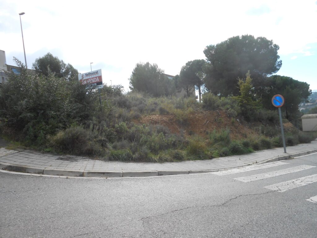 ¡SOLAR EN RUBÍ ZONA CAN SOLA ! Se encuentra disponible un terreno en venta en la tranquila urbanización . Con una extensión de 556 m2, este espacio ofrece un sinfín de posibilidades para construir la vivienda de tus sueños.