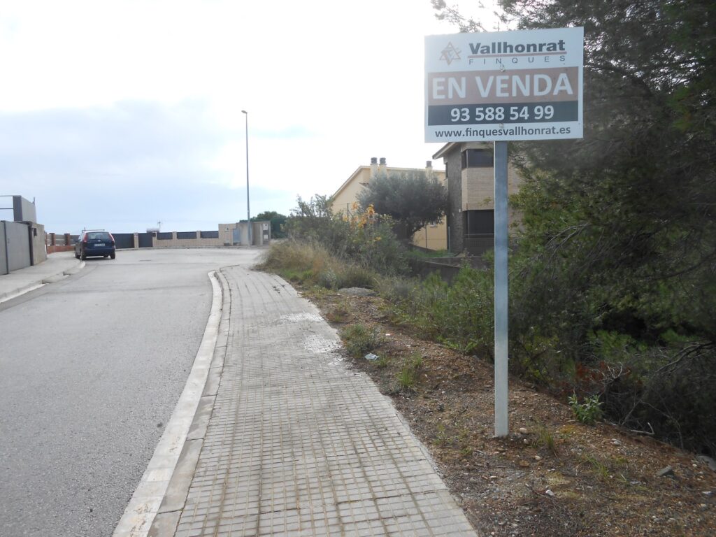 Oportunitat única a Rubí! Es presenta a la venda un terreny urbanitzable a la tranquil·la i sol·licitada zona de CAN SOLA. Aquest terreny, amb una superfície total de 530 m2, ofereix un ampli ventall de possibilitats per a aquells interessats a construir la seva llar en un entorn tranquil i ben comunicat.