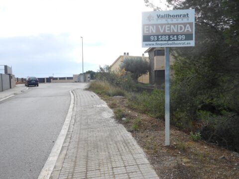 ¡Oportunidad única en Rubí! Se presenta a la venta un terreno urbanizable en la tranquila y solicitada zona de CAN SOLA. Este terreno, con una superficie total de 530 m2, ofrece un amplio abanico de posibilidades para aquellos interesados en construir su hogar en un entorno apacible y bien comunicado.