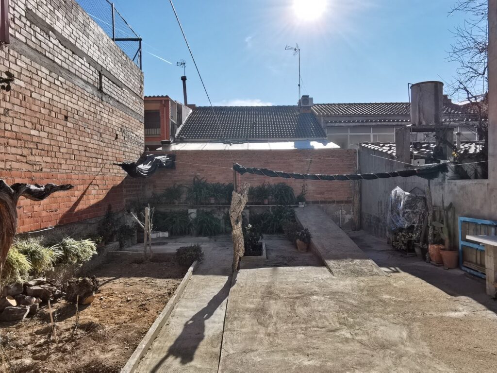 ¡SOLAR EN RUBÍ! Se encuentra disponible un terreno urbano en venta, ideal para desarrollar el proyecto que siempre has soñado. Con una superficie de 142 m2, con 8m. de fachada y 18m. de fondo, este espacio edificable ofrece múltiples posibilidades para construir la vivienda que se adapte a tus necesidades.