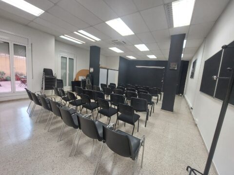 ¡Oficina en alquiler en Rubí, 64 m2 con calefacción y aire acondicionado. Ideal para tu negocio!