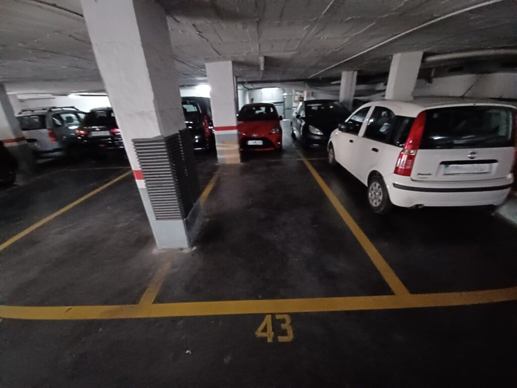 Se ofrece en venta un aparcamiento ubicado en Rubí, en la zona Cr. Sabadell/La Serreta. Este espacio cuenta con una superficie construida de 10 m2, ideal para quienes buscan una solución práctica para el estacionamiento de vehículos en una zona de fácil acceso y bien situada para poder maniobrar correctamente con 4,65 m. de largo x 2,10 m. de ancho.
