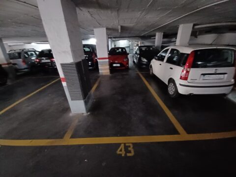 Se ofrece en venta un aparcamiento ubicado en Rubí, en la zona Cr. Sabadell/La Serreta. Este espacio cuenta con una superficie construida de 10 m2, ideal para quienes buscan una solución práctica para el estacionamiento de vehículos en una zona de fácil acceso y bien situada para poder maniobrar correctamente con 4,65 m. de largo x 2,10 m. de ancho.