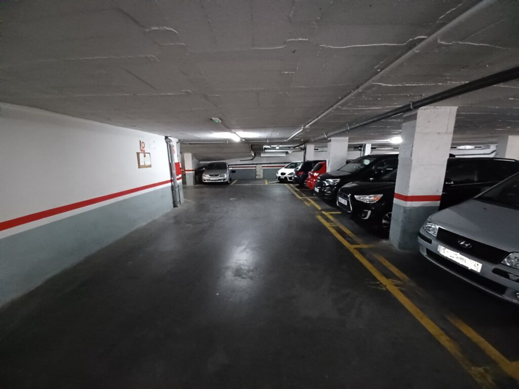 Se ofrece en venta un aparcamiento ubicado en Rubí, en la zona Cr. Sabadell/La Serreta. Este espacio cuenta con una superficie construida de 10 m2, ideal para quienes buscan una solución práctica para el estacionamiento de vehículos en una zona de fácil acceso y bien situada para poder maniobrar correctamente con 4,65 m. de largo x 2,10 m. de ancho.