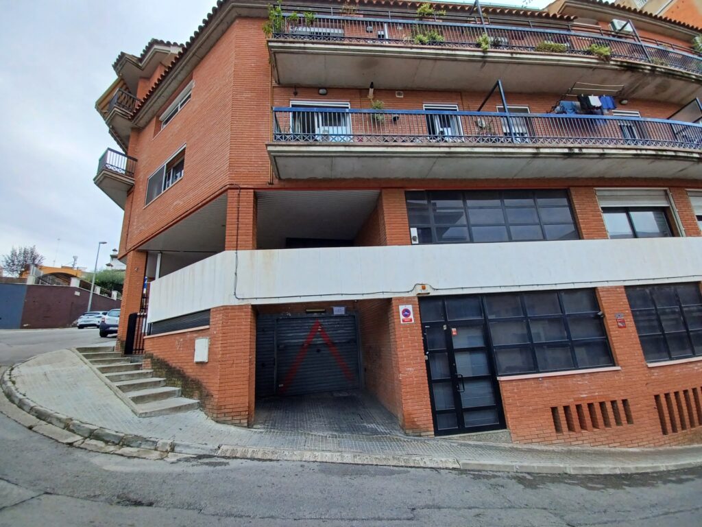 Se ofrece en venta un aparcamiento ubicado en Rubí, en la zona Cr. Sabadell/La Serreta. Este espacio cuenta con una superficie construida de 10 m2, ideal para quienes buscan una solución práctica para el estacionamiento de vehículos en una zona de fácil acceso y bien situada para poder maniobrar correctamente con 4,65 m. de largo x 2,10 m. de ancho.