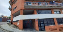 Se ofrece en venta un aparcamiento ubicado en Rubí, en la zona Cr. Sabadell/La Serreta. Este espacio cuenta con una superficie construida de 10 m2, ideal para quienes buscan una solución práctica para el estacionamiento de vehículos en una zona de fácil acceso y bien situada para poder maniobrar correctamente con 4,65 m. de largo x 2,10 m. de ancho.