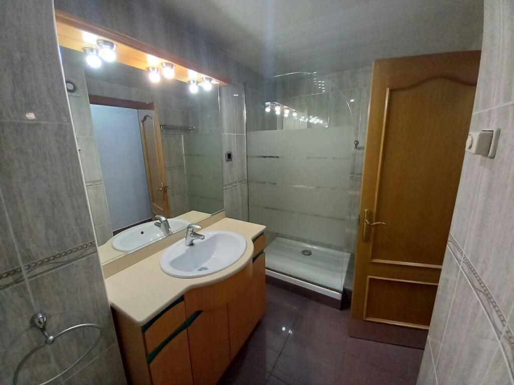 ¡Piso exterior de 3 habitaciones en venta en Rubí!