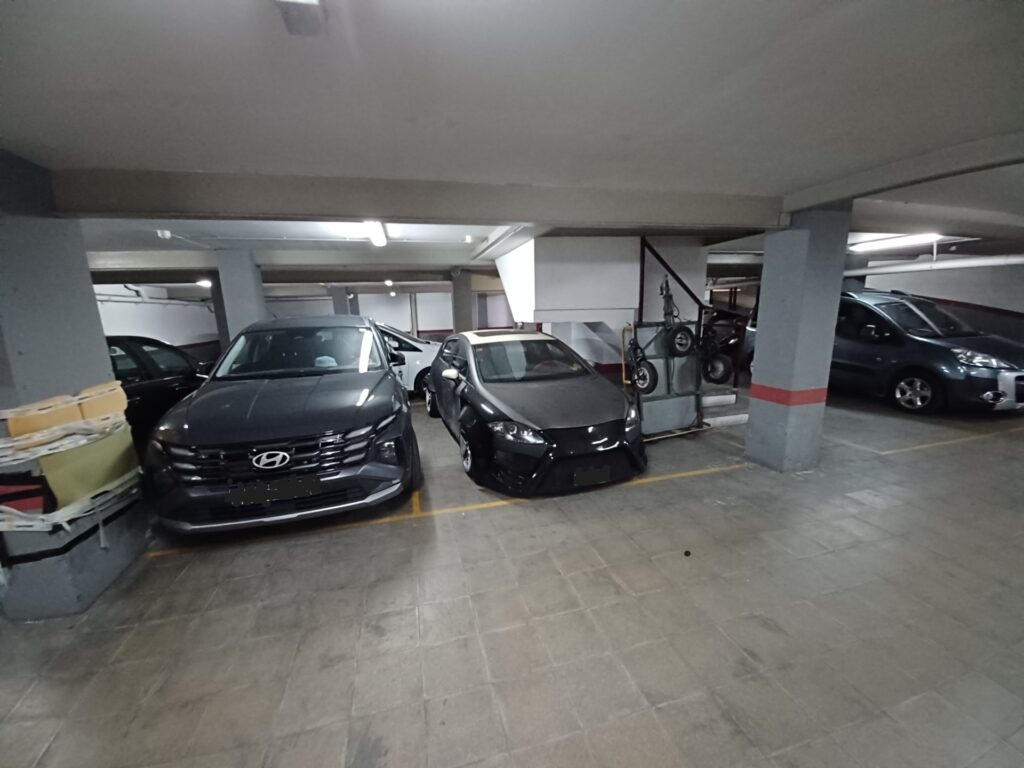 ¡Aparcamiento en venta en Rubí, zona Centro, 10 m² de espacio disponible!