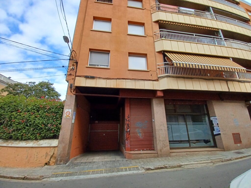 ¡Aparcamiento en venta en Rubí, zona Centro, 10 m² de espacio disponible!