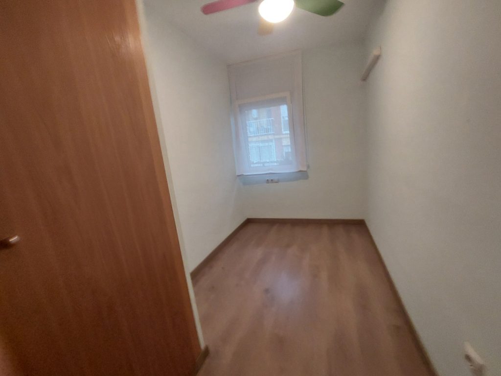 ¡Dúplex en venta en Rubí, 2 habitaciones + estudio con parking y trastero, ideal para tu familia!