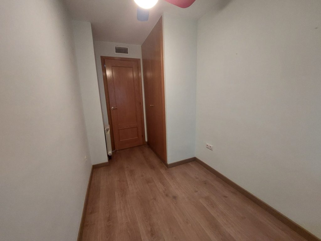 ¡Dúplex en venta en Rubí, 2 habitaciones + estudio con parking y trastero, ideal para tu familia!
