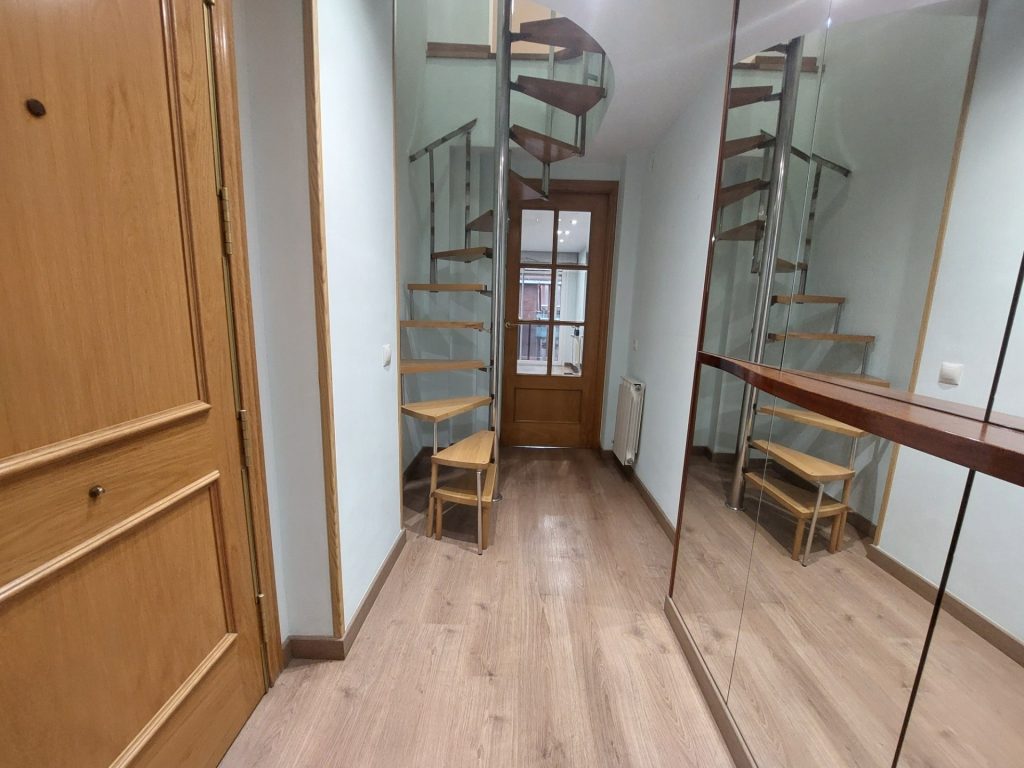 ¡Dúplex en venta en Rubí, 2 habitaciones + estudio con parking y trastero, ideal para tu familia!