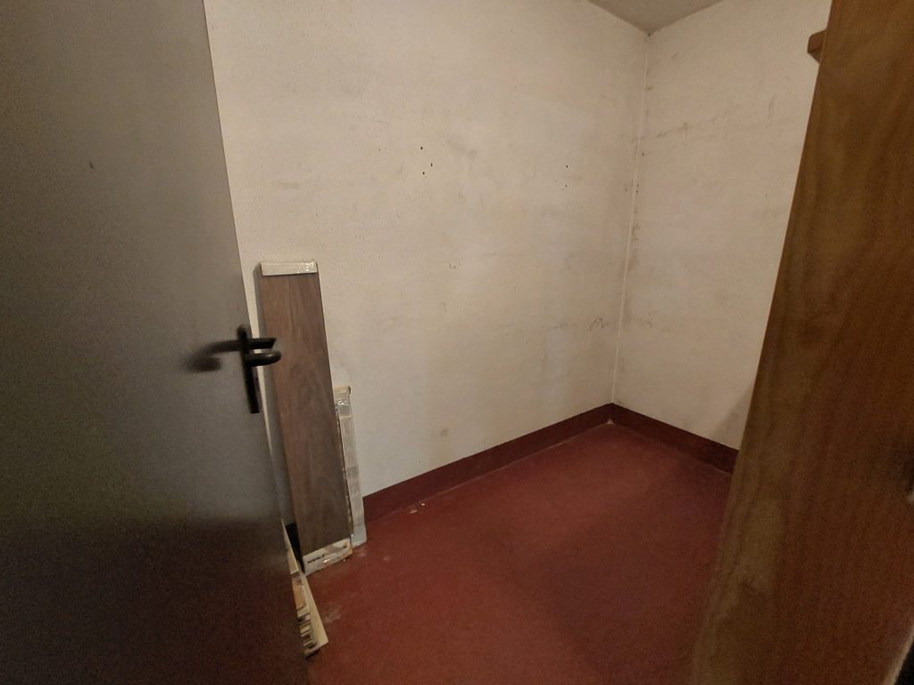 ¡Dúplex en venta en Rubí, 2 habitaciones + estudio con parking y trastero, ideal para tu familia!