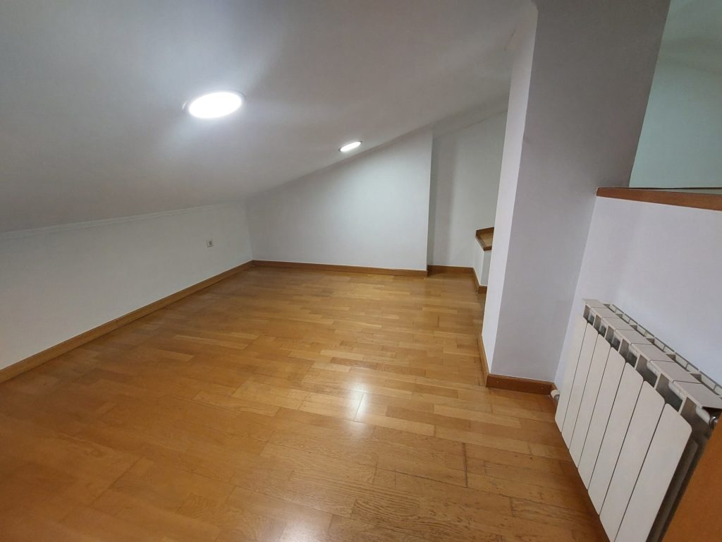 ¡Dúplex en venta en Rubí, 2 habitaciones + estudio con parking y trastero, ideal para tu familia!