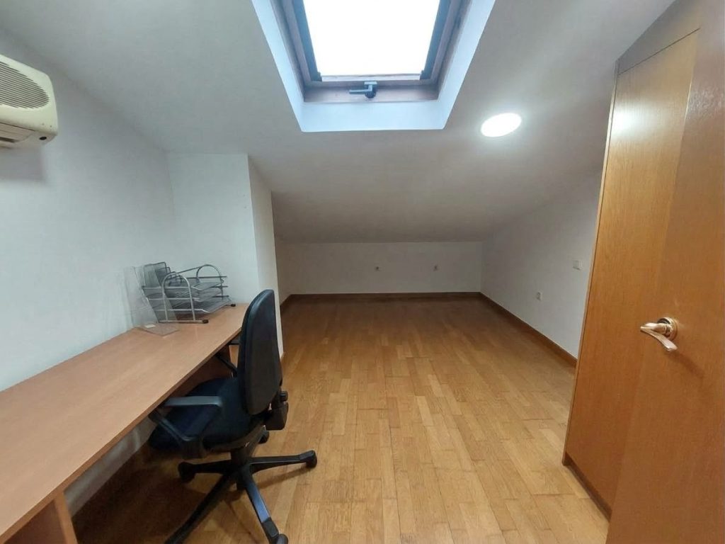 ¡Dúplex en venta en Rubí, 2 habitaciones + estudio con parking y trastero, ideal para tu familia!