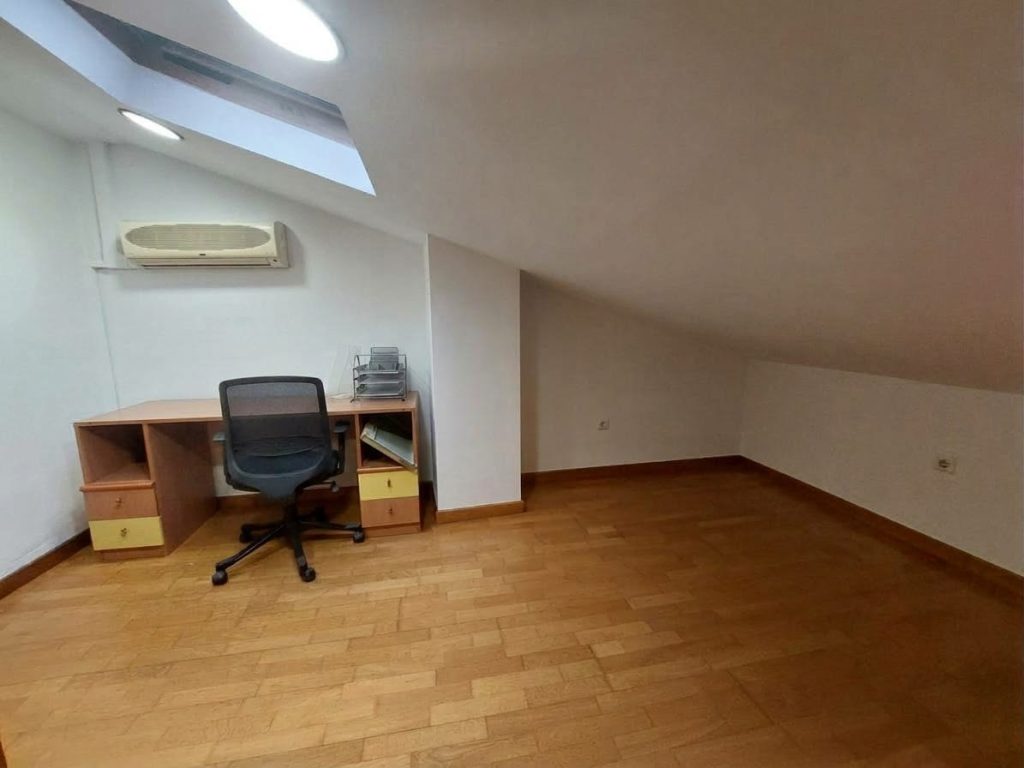 ¡Dúplex en venta en Rubí, 2 habitaciones + estudio con parking y trastero, ideal para tu familia!