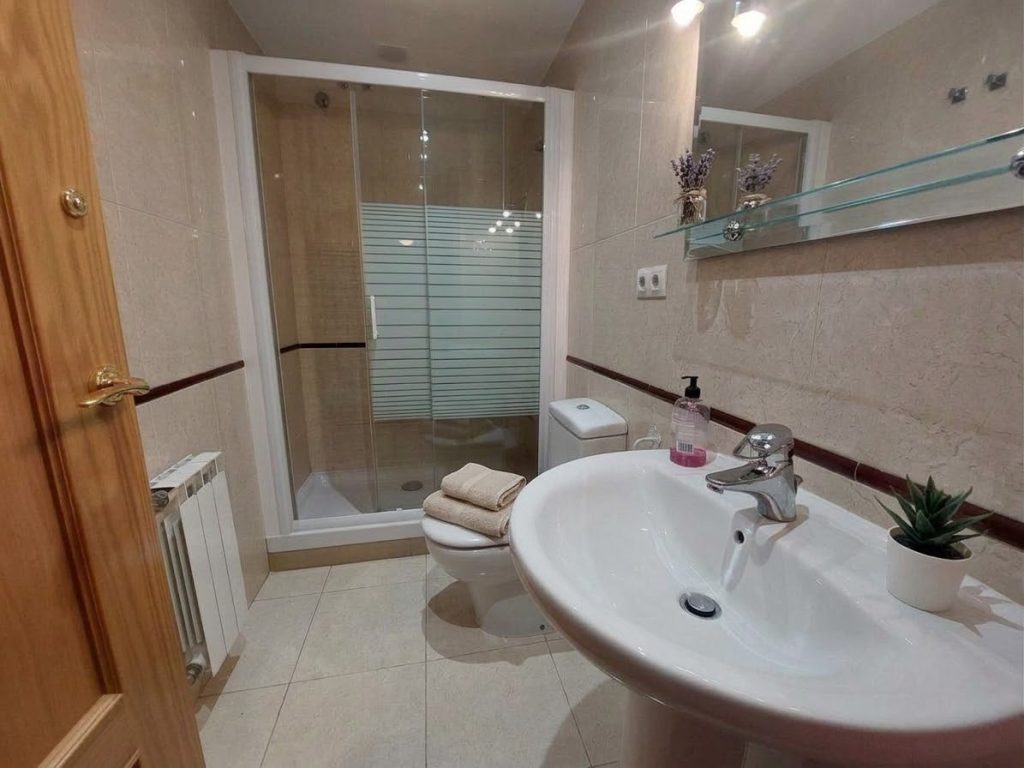 ¡Dúplex en venta en Rubí, 2 habitaciones + estudio con parking y trastero, ideal para tu familia!