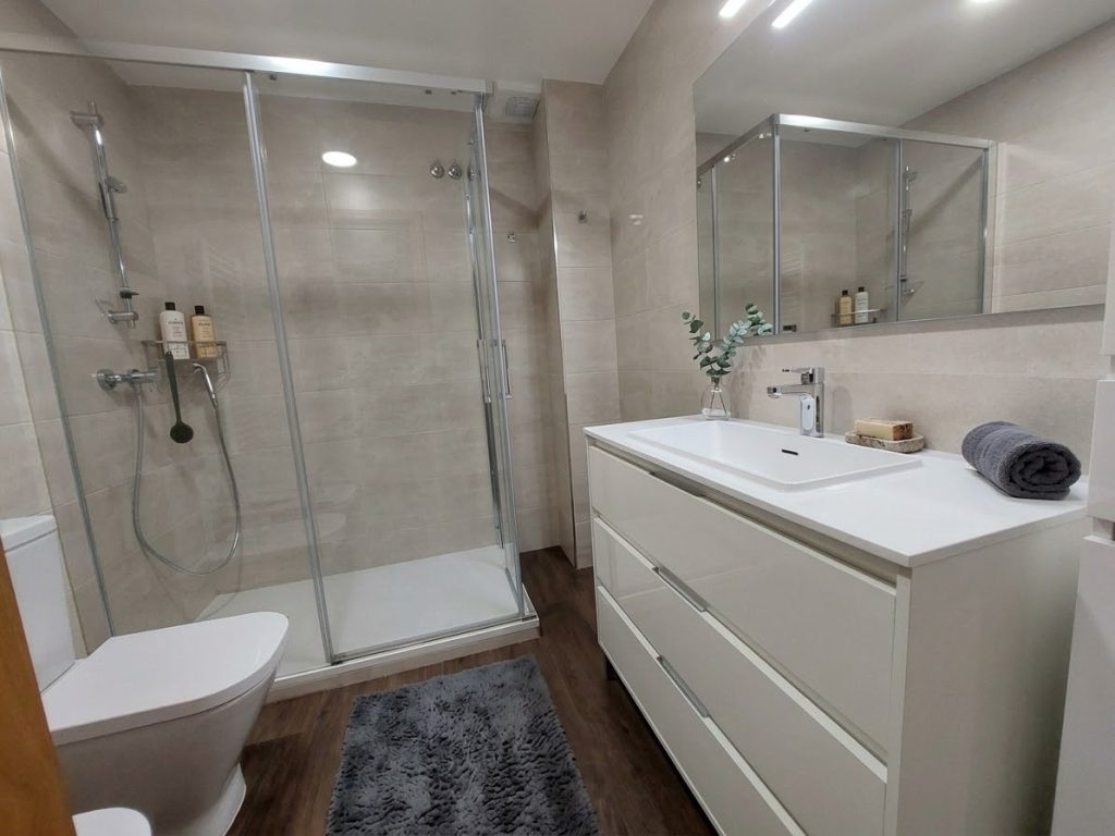 ¡Dúplex en venta en Rubí, 2 habitaciones + estudio con parking y trastero, ideal para tu familia!