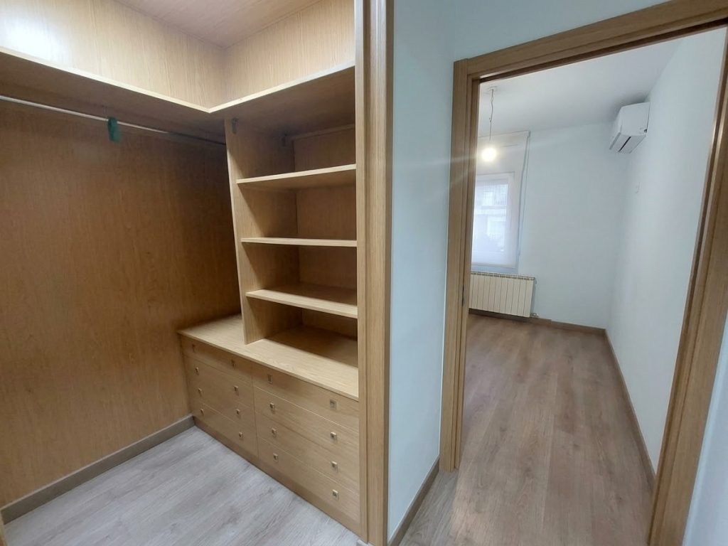 ¡Dúplex en venta en Rubí, 2 habitaciones + estudio con parking y trastero, ideal para tu familia!