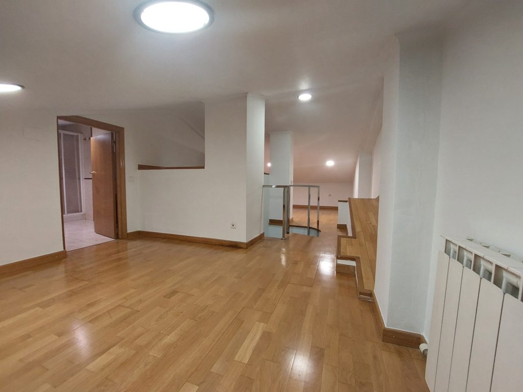 ¡Dúplex en venta en Rubí, 2 habitaciones + estudio con parking y trastero, ideal para tu familia!