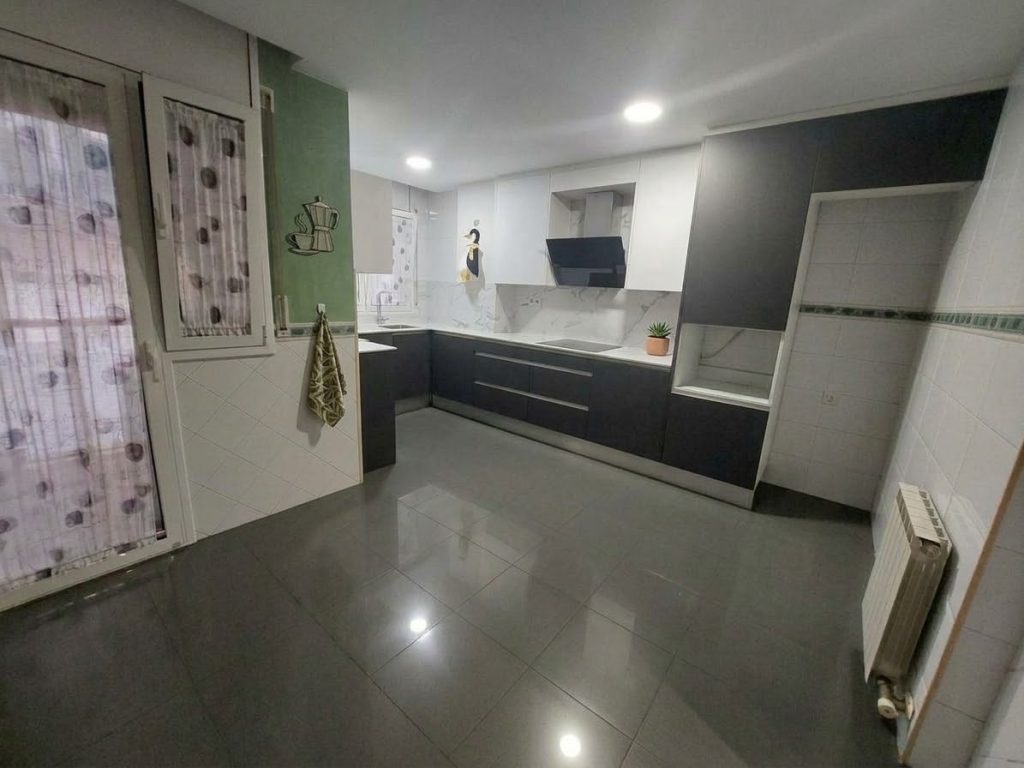 ¡Dúplex en venta en Rubí, 2 habitaciones + estudio con parking y trastero, ideal para tu familia!