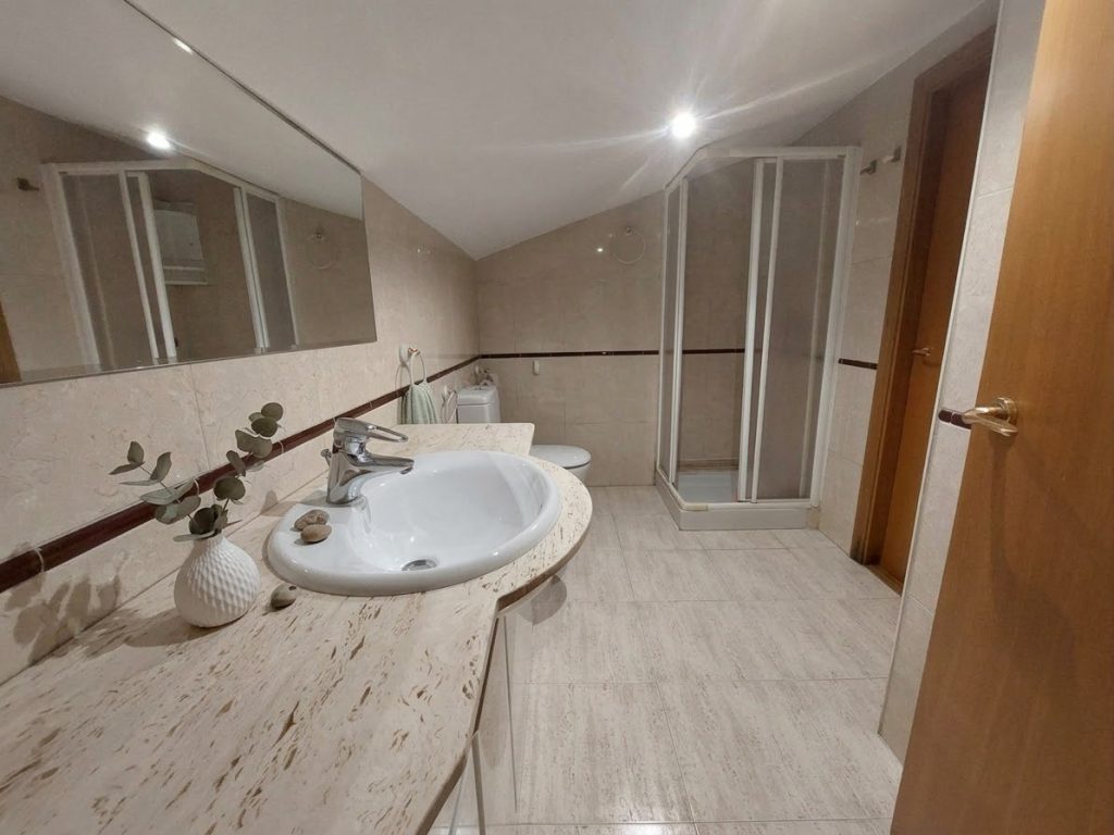 ¡Dúplex en venta en Rubí, 2 habitaciones + estudio con parking y trastero, ideal para tu familia!