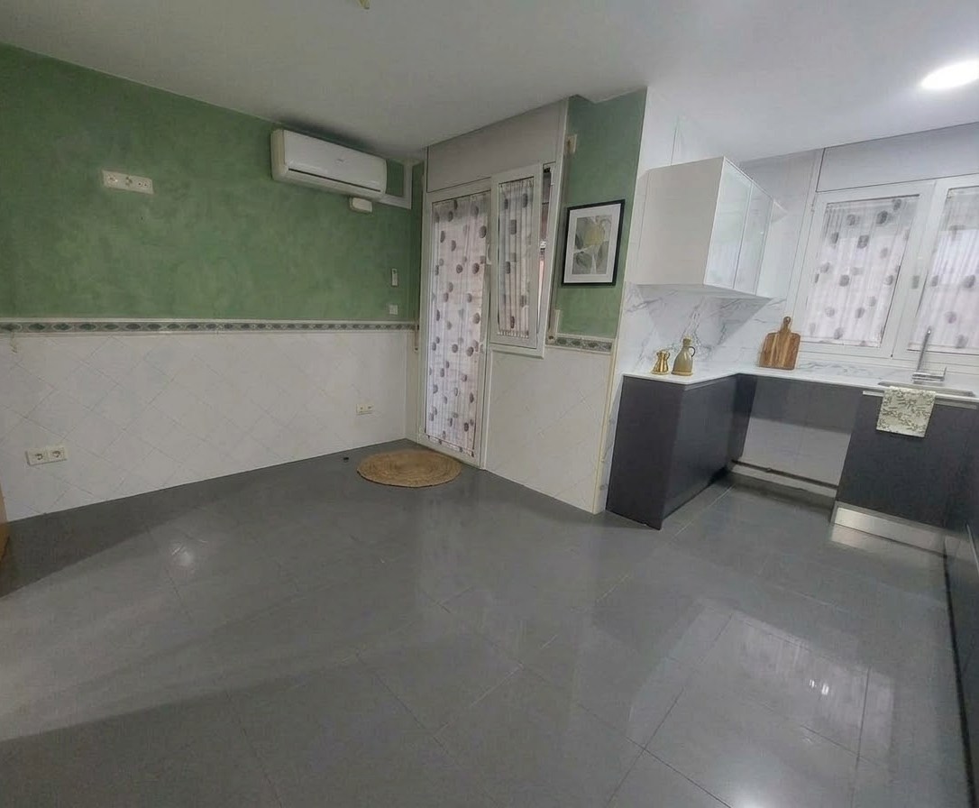 ¡Dúplex en venta en Rubí, 2 habitaciones + estudio con parking y trastero, ideal para tu familia!