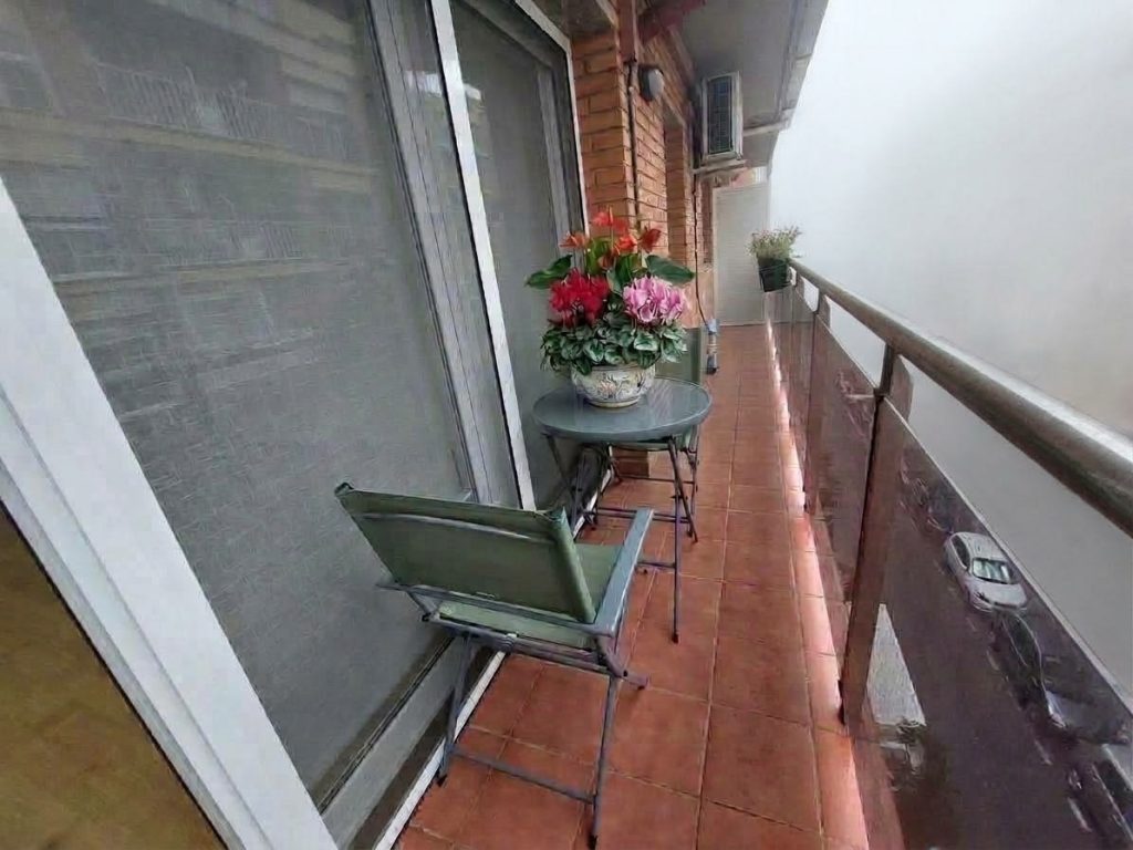 ¡Dúplex en venta en Rubí, 2 habitaciones + estudio con parking y trastero, ideal para tu familia!