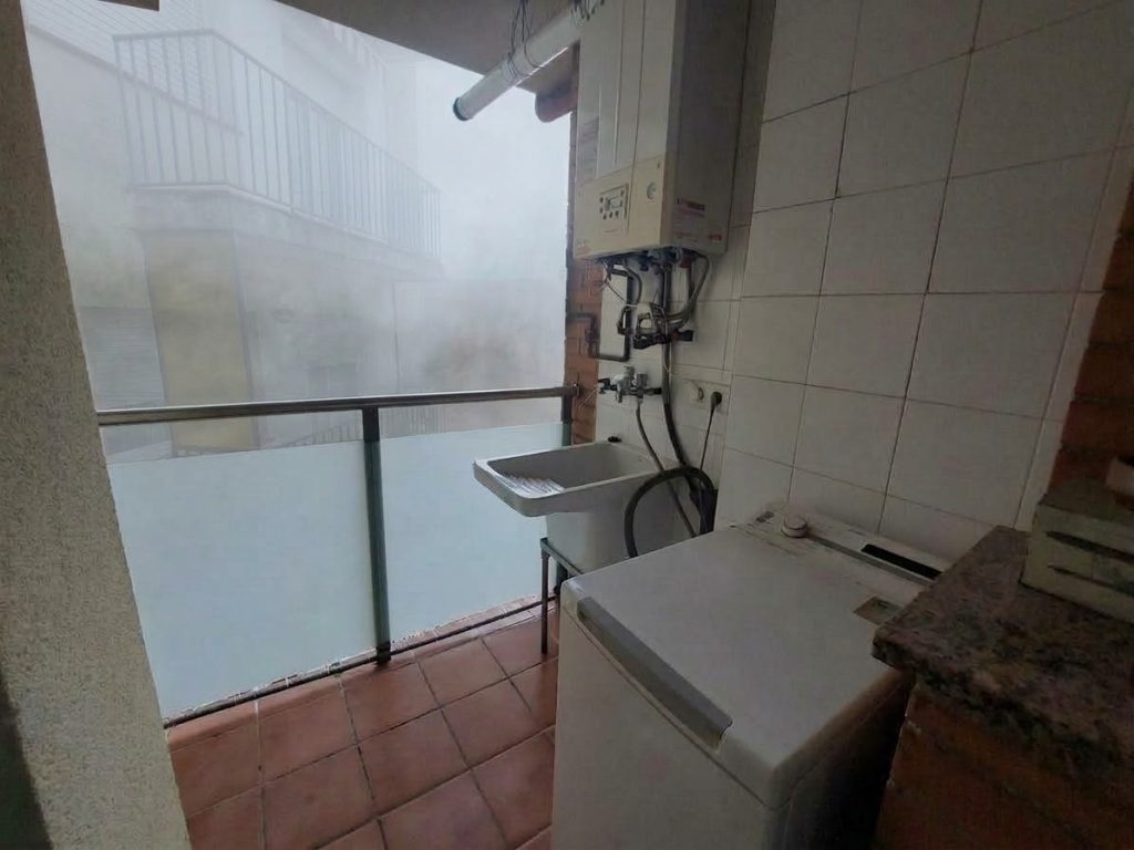 ¡Dúplex en venta en Rubí, 2 habitaciones + estudio con parking y trastero, ideal para tu familia!
