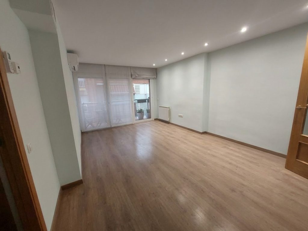 ¡Dúplex en venta en Rubí, 2 habitaciones + estudio con parking y trastero, ideal para tu familia!