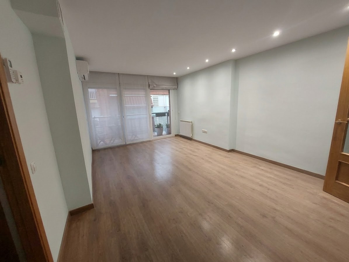¡Dúplex en venta en Rubí, 2 habitaciones + estudio con parking y trastero, ideal para tu familia!
