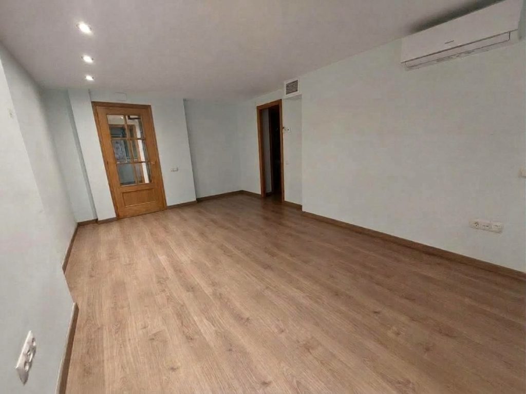 ¡Dúplex en venta en Rubí, 2 habitaciones + estudio con parking y trastero, ideal para tu familia!