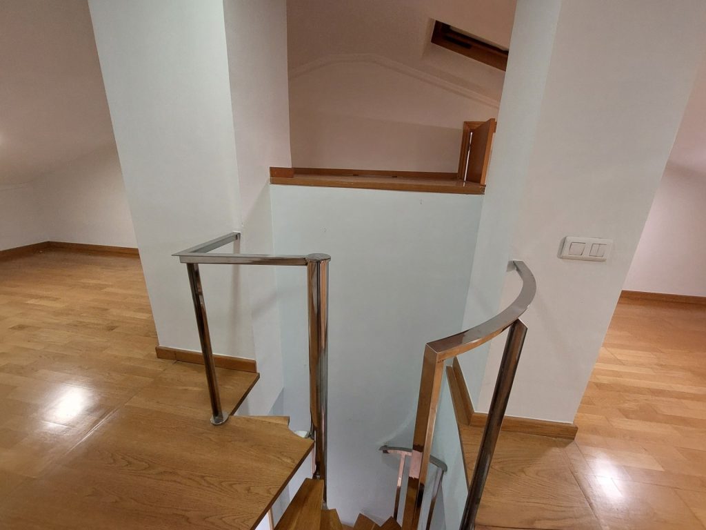 ¡Dúplex en venta en Rubí, 2 habitaciones + estudio con parking y trastero, ideal para tu familia!